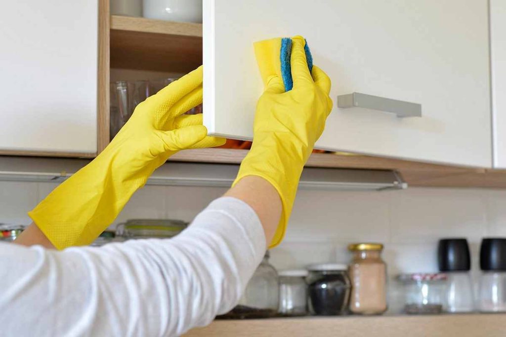 علت‌های زرد شدن کابینت‌ هایگلاس و جلوگیری از تغییر رنگ کابینت ها